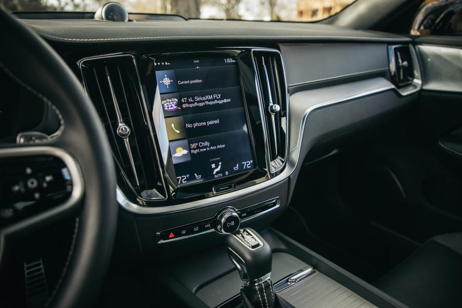 Детали интерьера Volvo S60 T6 R-Design 2018 года  (NA) (фото 18 из 40)